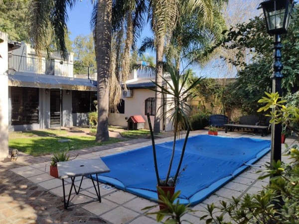 Imponente casa con pileta en venta
