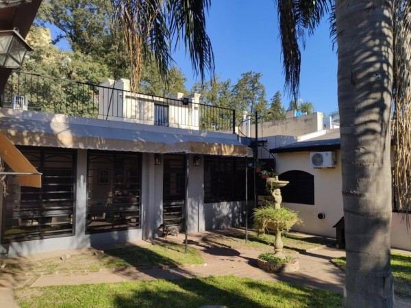 Imponente casa con pileta en venta